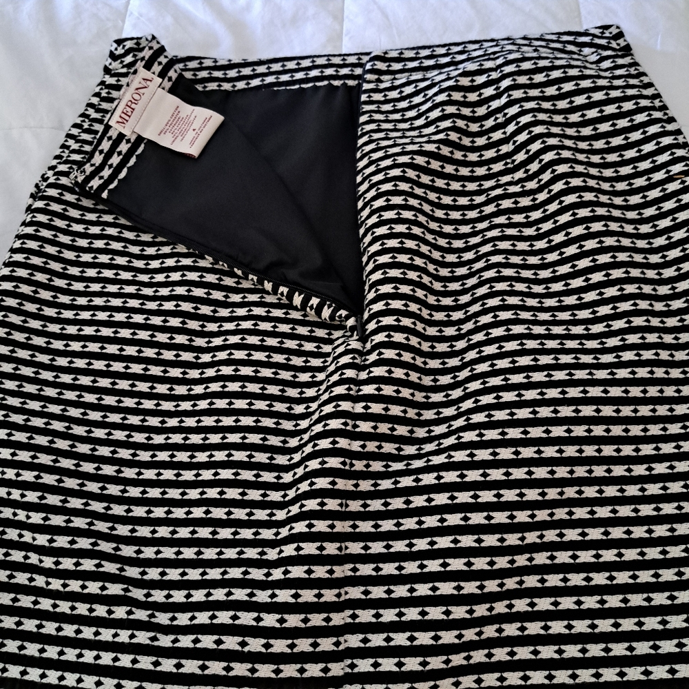 A35 Merona Size 4 Pencil Skirt Black Cream stripes with diamond pattern - Picture 2 of 6